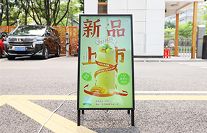 全新32寸迎賓海報(bào)機(jī)，點(diǎn)亮商鋪新未來